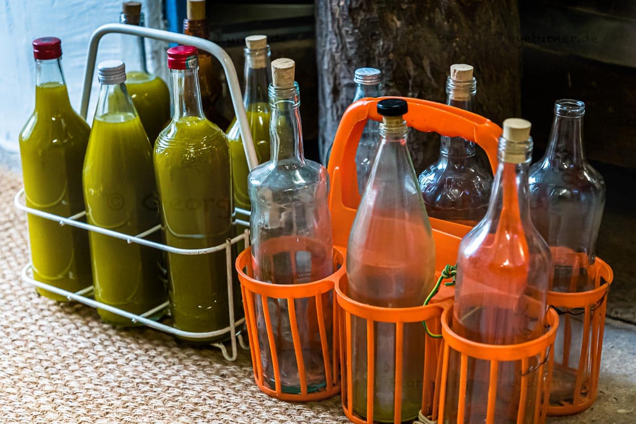 Sixpack mit frischem Olivensaft. Rund 98 Prozent Privatkunden hat die Moulin de Saint-Cassien. Man bringt eigene Flaschen mit, lässt sich das Olivenöl abfüllen und hält dabei noch einen Schwatz mit dem Pressmeister Fabrice Godet / © Foto: Georg Berg