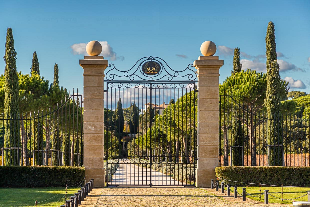 Die Zufahrt von Chateau Leoube. Das Anwesen erstreckt sich vier Kilometer entlang der Küste des Departements Var / © Foto: Georg Berg