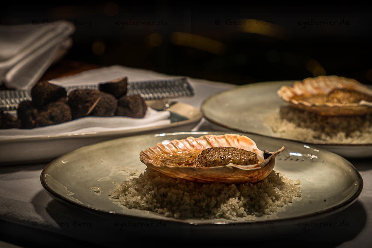 Jakobsmuschel in Walnuss Trüffel Kruste von Cyril Aveline, Hestia, Bormes-les-Mimosas / © Foto: Georg Berg