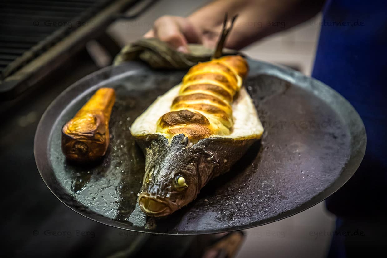 Ein Loup de Mediterranée gefüllt mit einem zart getrüffelten Souffle von Cyril Aveline / © Foto: Georg Berg