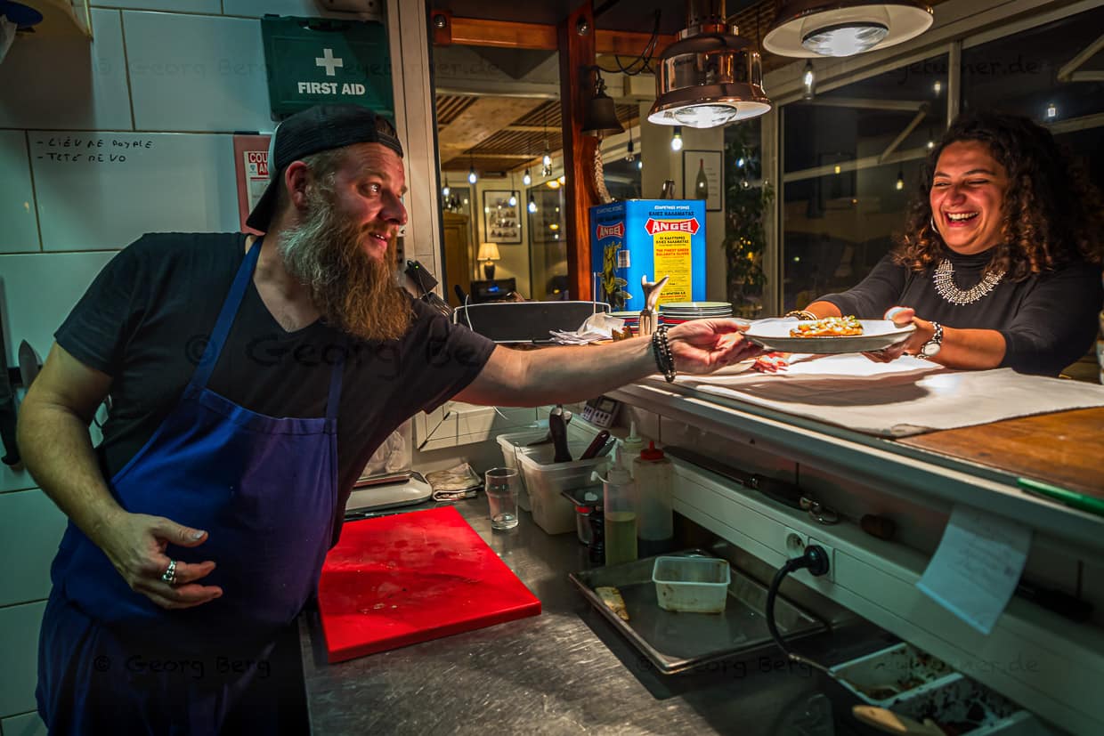Mutiger Neuanfang: Mitten im Pandemiejahr 2021 eröffnen Sakina Salhi und Cyril Aveline ihr Restaurant Hestia im Hafen von Bormes-les-Mimosas (La Favière) / © Foto: Georg Berg
