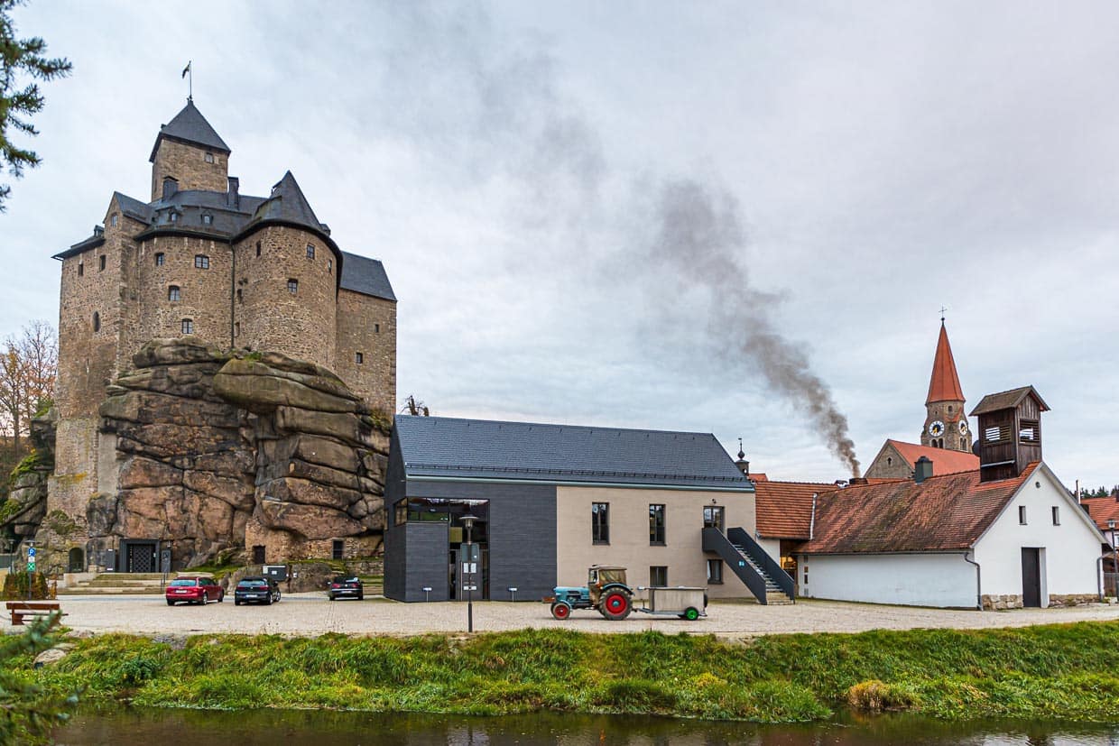 Zoigl-Brauen in der Oberpfalz. Schwarzer Rauch steigt über dem Kommun-Brauhaus von Falkenberg auf / © Foto: Georg Berg