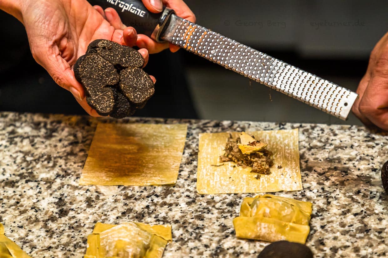 Schwarzer Trüffel kommt auch in die Rindfleisch-Ravioli von Alexandre Dimitch / © Foto: Georg Berg