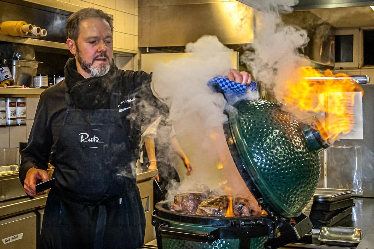 Das Geheimnis der zarten Rinderbrust ist die umgekehrte Reihenfolge: Zuerst bei niedriger Hitze im Ofen erwärmen und dann erst kurz vor dem Anschneiden im eigenen Rauch scharf grillen / © Foto: Georg Berg