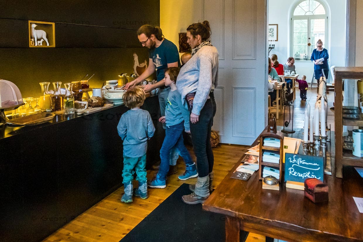 Auch Familien mit Kindern hat das Kavaliershaus viel zu bieten. Beim Frühstücksbuffet im Klassenzimmer kommen alle auf ihre Kosten / © Foto: Georg Berg