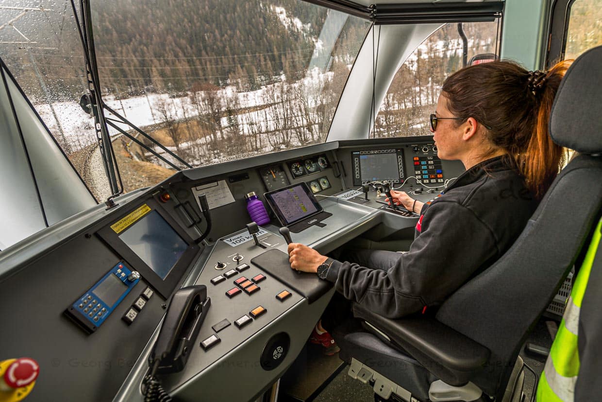 Die Zugfahrt in einem Führerstand der Rhätischen Bahn ist ein ganz besonderes Erlebnis und kann im Voraus gebucht werden / © Foto: Georg Berg