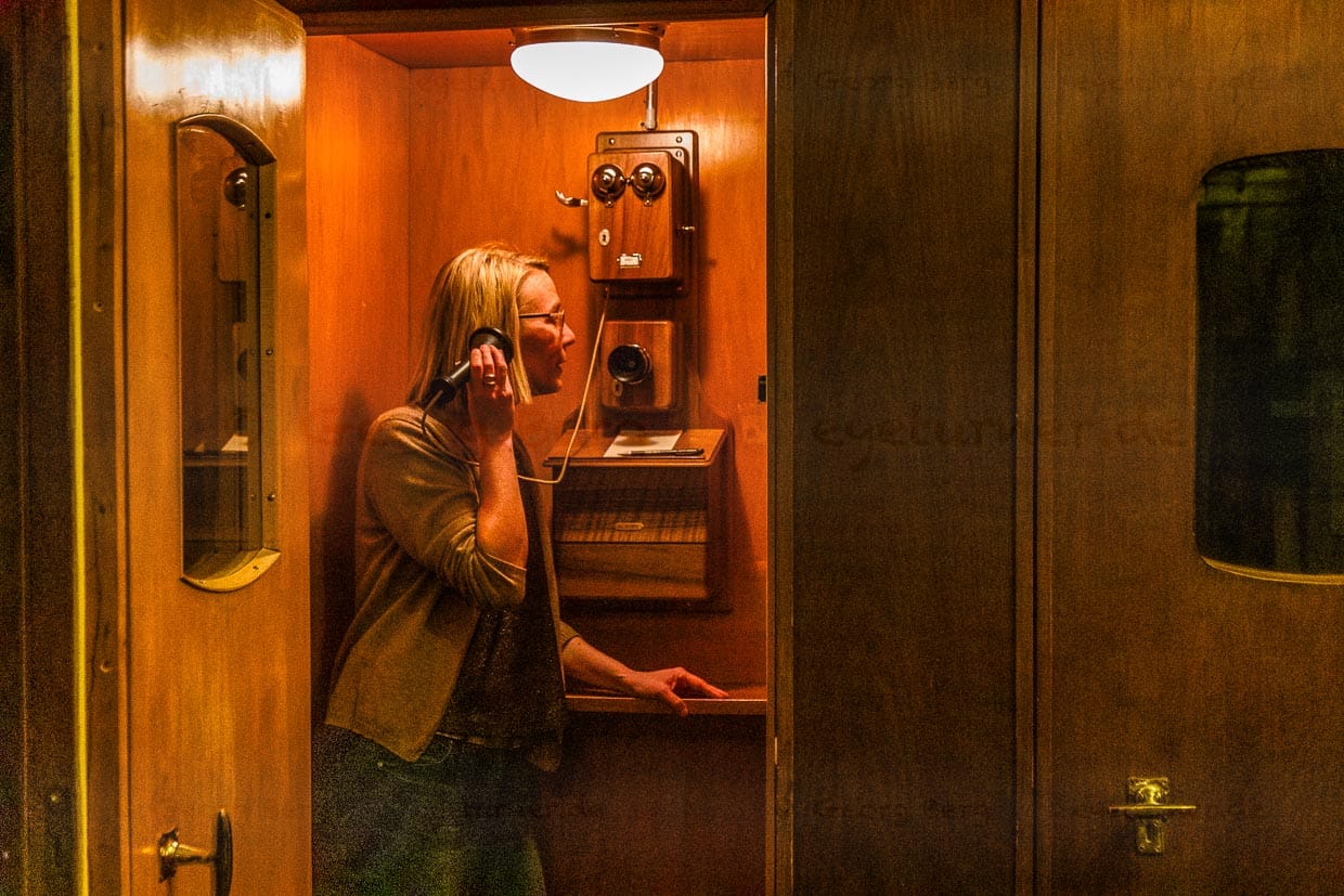Die alte Telefonkabine im Waldhaus ist heute Handy-Rückzugsort zum Wohle aller Gäste, die die Salons und vielen anderen Plätze im Haus zum Lesen, Spielen, Reden oder Denken nutzen möchten. Angenehme Zeiten, als das Telefon in einer eigenen Kabine verortet war und nicht in jedermanns Hosentasche / © Foto: Georg Berg