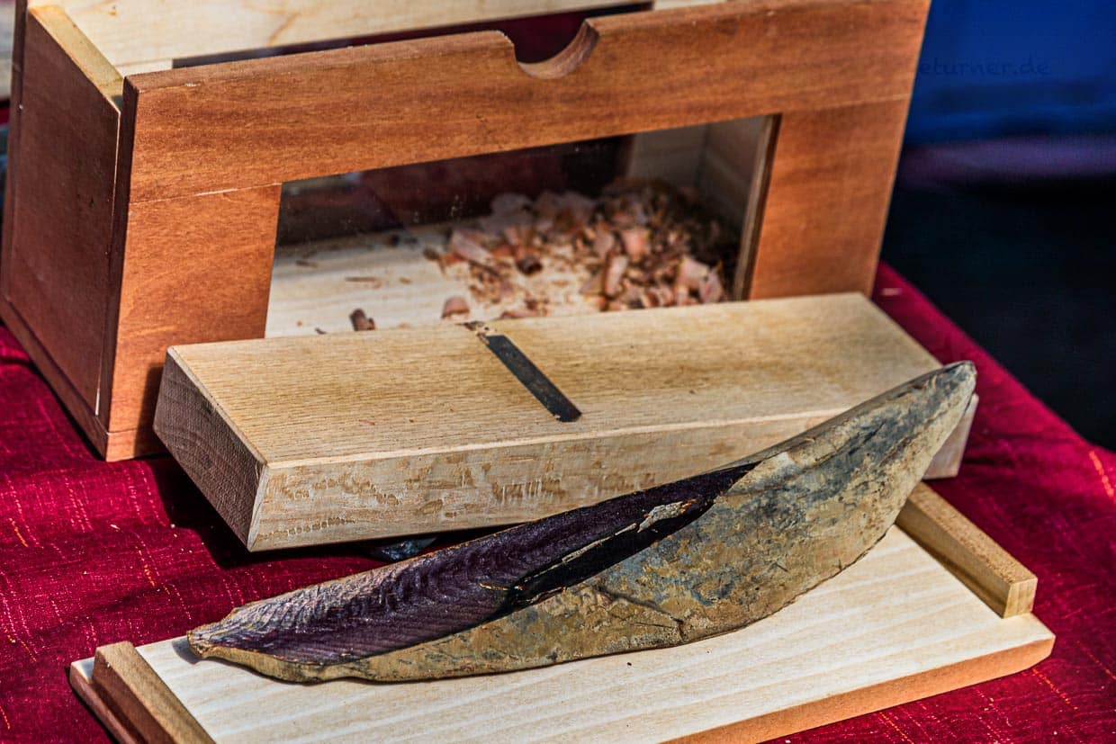 Vor dem Hobel liegt das Endprodukt, ein hochwertiger Honkare-Katsuobushi. Getrocknet und fermentiert hat er die geringste Restfeuchte und ist ein natürlicher Geschmacksverstärker / © Foto: Georg Berg