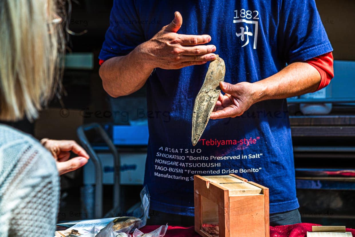 Die Manufaktur von Yasuhisa Serizawa ist eine der letzten in Japan, die den Bonito auf dem Weg zum besonders hochwertigen Honkare-Katsuobushi unterzieht. Das geschieht in einem traditionell sehr aufwändigen sechsmonatigen Verarbeitungsprozess / © Foto: Georg Berg