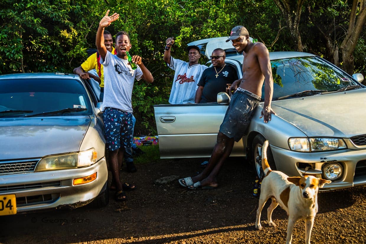 Für Jung und Alt ist das Defilee der Hasher eine willkommene Abwechslung; zumal man sich beim Bier immer gut versteht / © Foto: Georg Berg