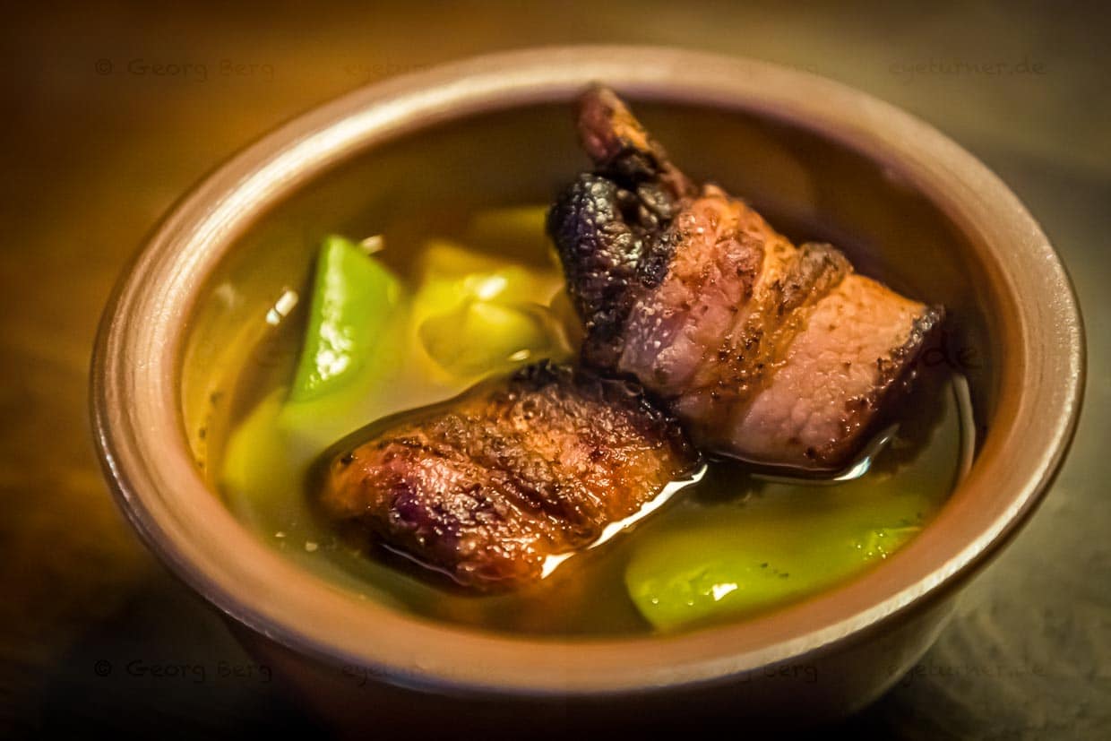 Im Schlenkerla werden Bohnen in echtem Steingut serviert. Als rauchig-süße Komponente gibt es Speckfeigen noch dazu / © Foto: Georg Berg