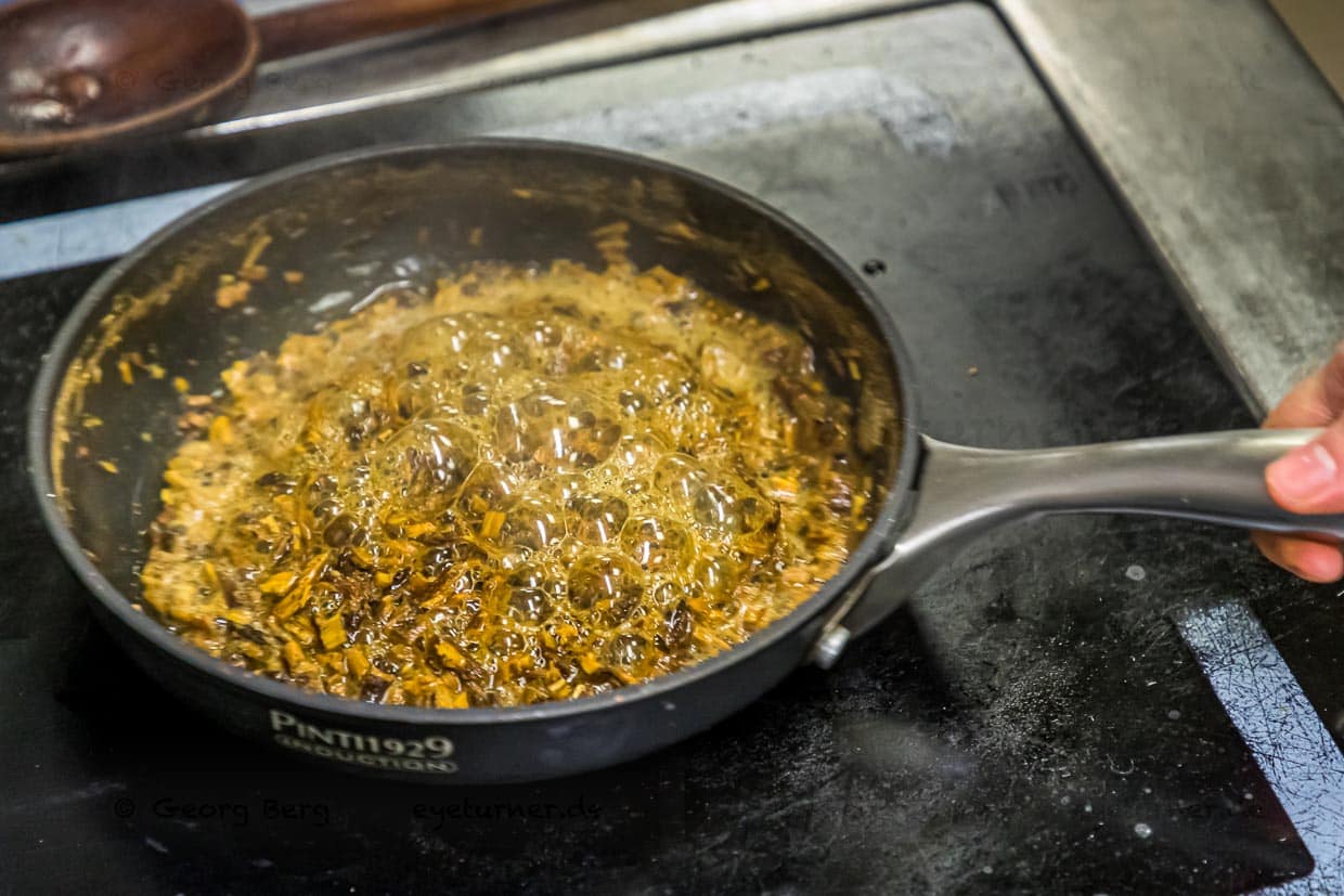 So entlockt man dem Süßholz die Süße. Geraspelt und in Wasser aufgekocht / © Foto: Georg Berg