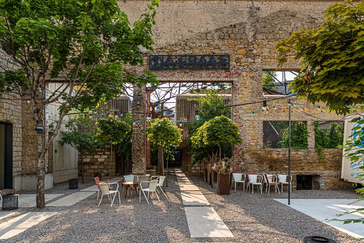 Hotel Graace in Luxemburg Stadt. Neues Hotelkonzept in alter Industriehalle. Wo früher Stahl verarbeitet wurde, gibt es heute Hotelzimmer auf zwei Etagen und vier Dachterrassen mit Urban Gardening, einem Tee Shop und einem Foodtruck im Hof / © Foto: Georg Berg