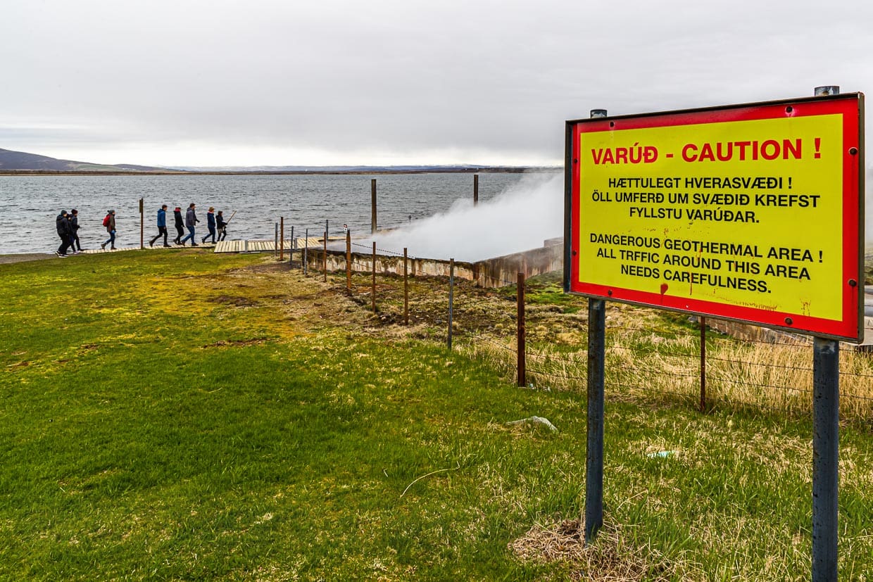 Große gelbe Schilder warnen vor der heißen Quellen am Laugarvatn-See / © Foto: Georg Berg