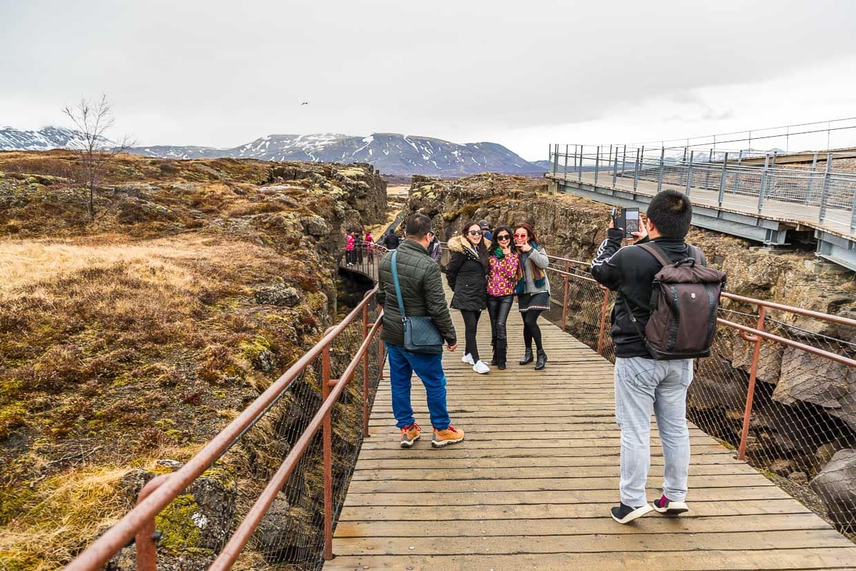 Das Gebiet von Þingvellir ist Teil einer durch Island verlaufenden Spaltungszone, die an den tektonischen Plattengrenzen des Mittelatlantischen Rückens liegt. Die Verwerfungen und Klüfte in diesem Gebiet verdeutlichen die Zerrüttung der Erdkruste. Ein guter Platz für ein Erinnerungsfoto zwischen Europa und Amerika / © Foto: Georg Berg