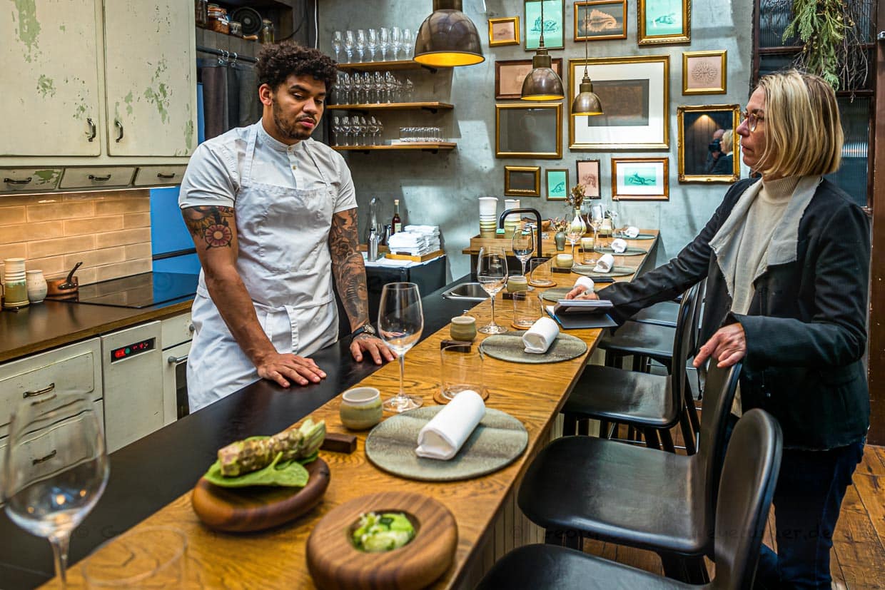 Im Gespräch mit Rúnar Pierre Heriveaux, Sternekoch aus dem Restaurant Öx in Reykjavik, erfährt Foodjournalistin Angela Berg, warum er von 10 bis 12 zubereiteten Gängen rund die Hälfte mit Wasabi würzt / © Foto: Georg Berg