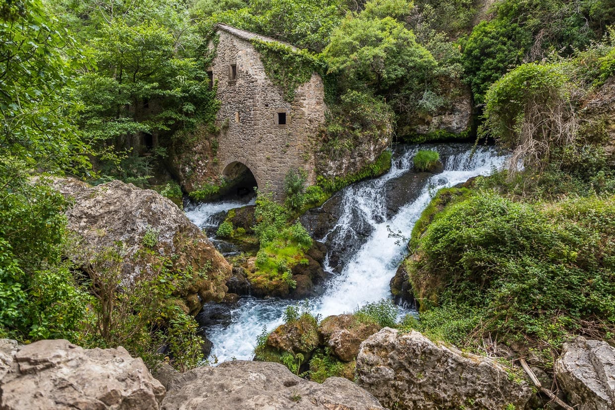 Les Moulins de la Foux bei Navacelles, Frankreich. Der Ursprung dieser Brücken datiert laut einer Stiftungsurkunde auf das Jahr 1097 / © Foto: Georg Berg