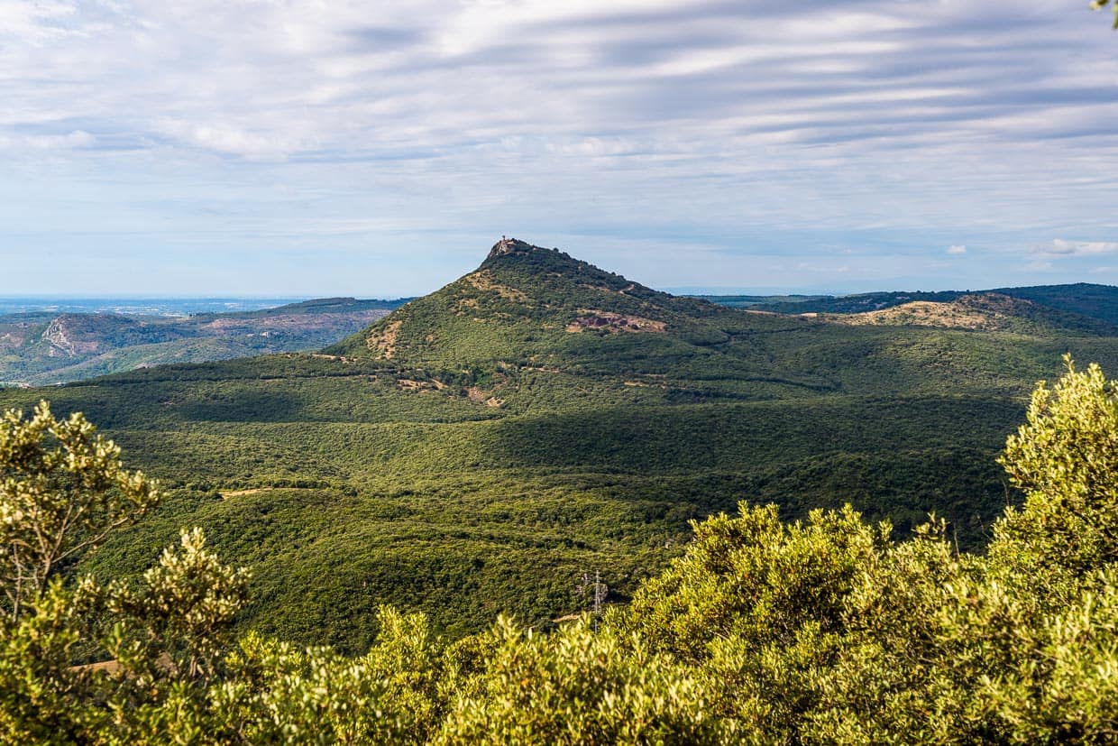 Südlich von Mourèze in der Mitte eines bekannten Weinbaugebietes erhebt sich der Pic de Vissou / © Foto: Georg Berg