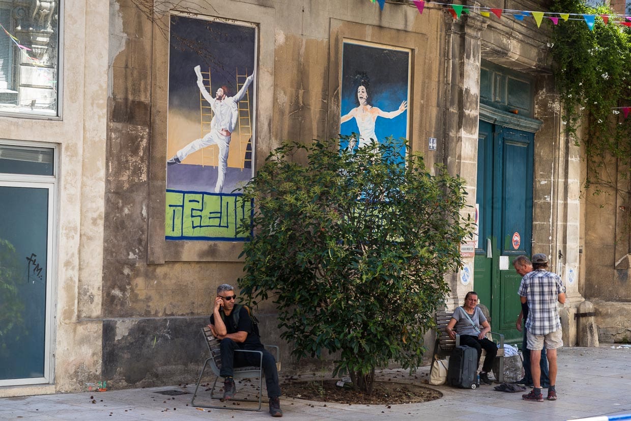 Wandgemälde - Serie von Marion Pochy und Dominique Durand für das Theaterfestival von Avignon mit Bezug auf berühmte Inszenierungen. Hier Paso Doble von Miquel Barcelo und Josef Jadj, 2006. 1986 begannen die Künstlerin Marion Pochy und der Künstler Dominique Durand mit der Gestaltung von zugemauerten Fenstern, die sich an vielen Gebäuden der Altstadt von Avignon finden / © Foto: Georg Berg