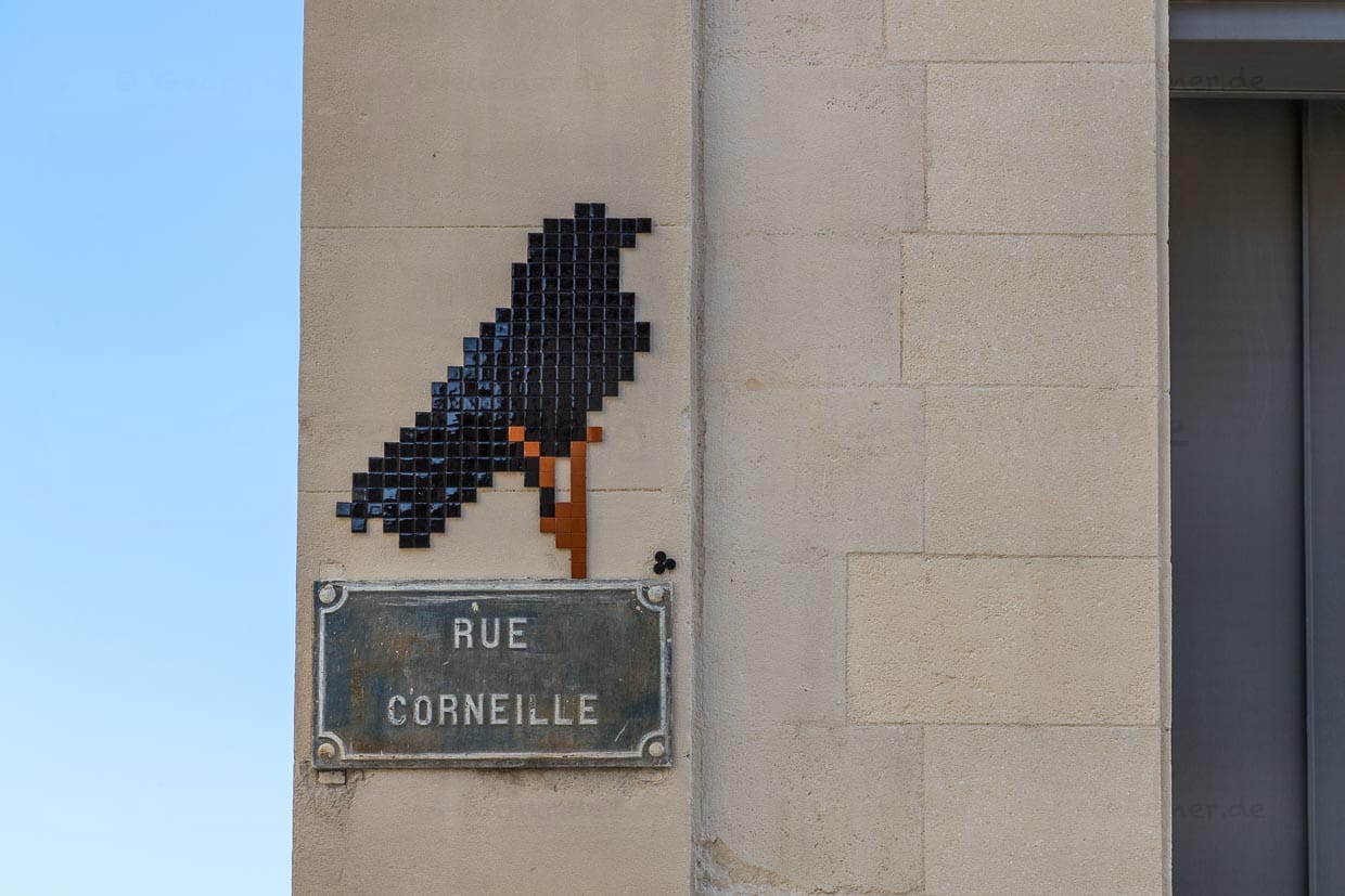 MifaMosa Rue Corneille, Avignon, Frankreich. Der französische Künstler peppt Straßenschilder in verschiedenen Städten mit Mosaiken auf, die Bezug zum Straßennamen haben. Als besonderes Kennzeichen sind bei jedem Bild drei Punkte aufgeklebt, die ihn selbst, seine Mutter und seine Schwester symbolisieren / © Foto: Georg Berg