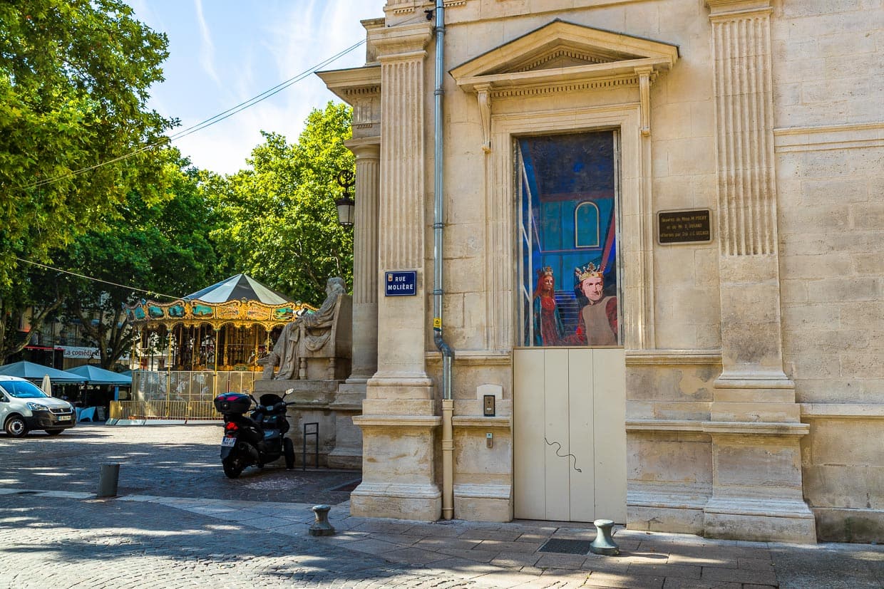 Zum Theaterfestival in Avignon werden nach und nach viele Fensterattrappen mit dramatischen Szenen bemalt / © Foto: Georg Berg