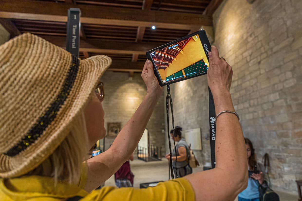 Das Histo-Pad versetzt historische Orte mittels augmented Reality und 3D-Inszenierungen in den mutmaßlichen Originalzustand. Hier die Privatkapelle von Papst Clemens VI im Papstpalast von Avignon. Heute werden hier Kunstausstellungen gezeigt, wie die Fotoausstellung Amazonia von Sebastião Salgado / © Foto: Georg Berg