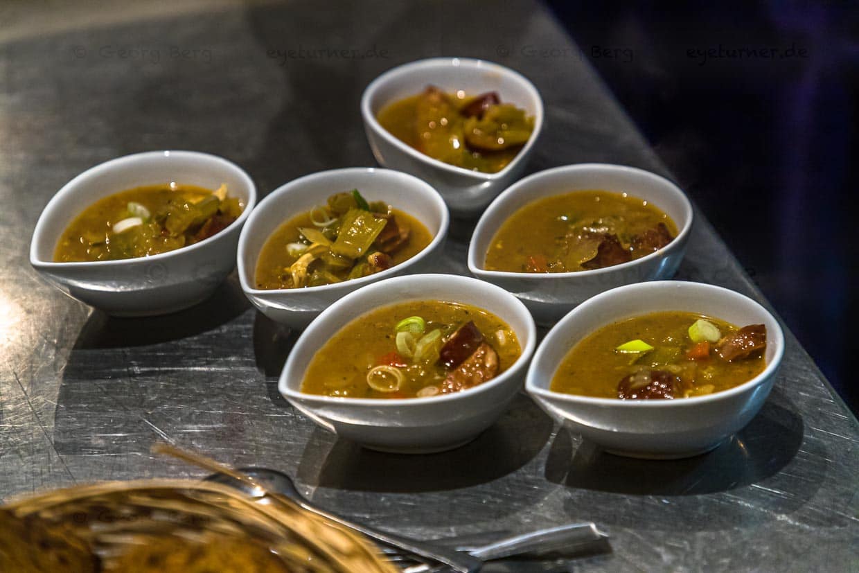 Ein Klassiker der Cajun-Küche aus Louisiana ist Gumbo. Ein gehaltvoller Eintopf mit Reis und Crevetten. Bei Jonathan Chiri ist es oft auf der Tageskarte zu finden / © Foto: Georg Berg