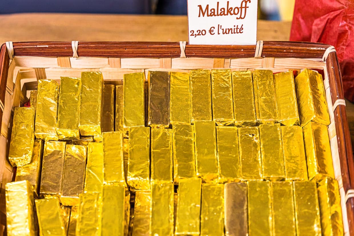 Die Malakoff-Nougat-Praline der Chocolaterie Frigoulette ist in ganz Frankreich erhältlich und besonders beliebt zu Weihnachten. Sie hebt sich äußerlich von den typischen Pralinen ab. Malakoff gehört zu den geschnittenen Pralinen, die ohne eine zusätzliche Hülle um den Kern auskommen / © Foto: Georg Berg