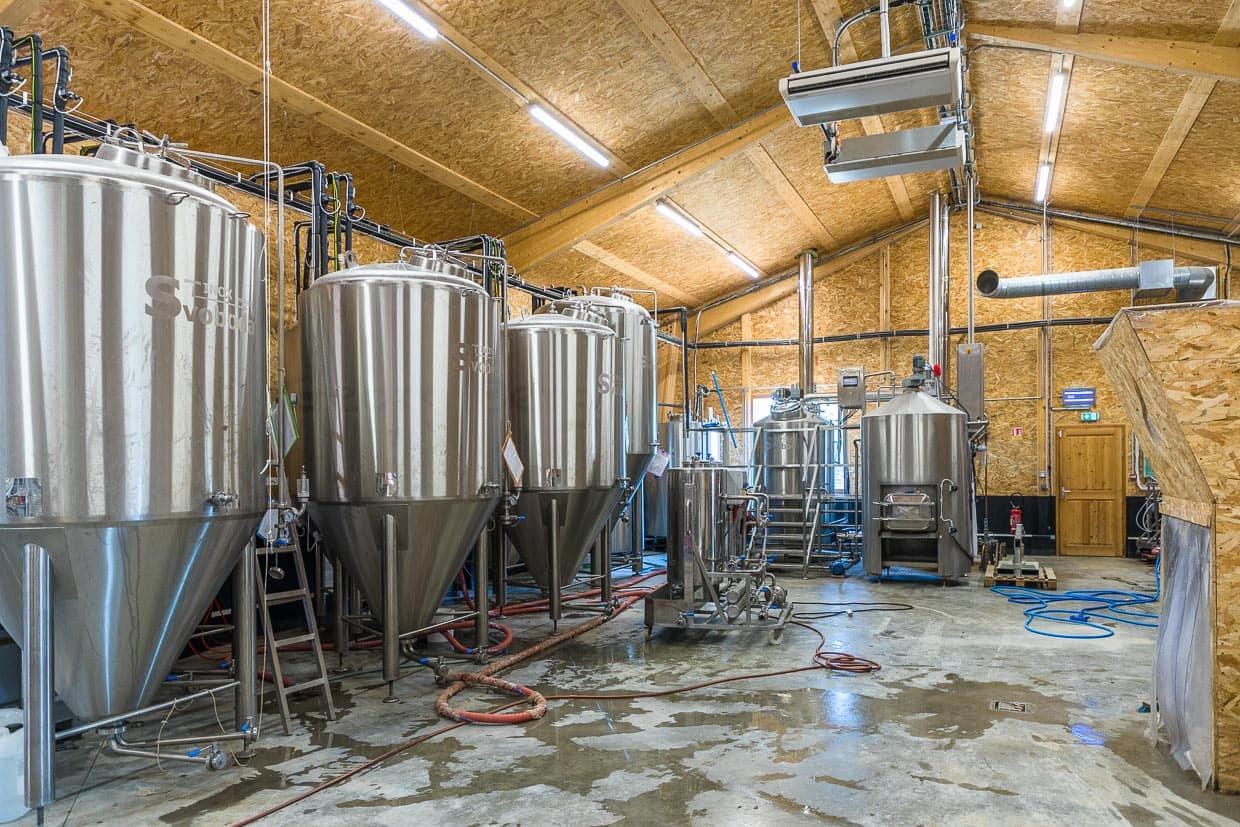 Brauerei und Sudhaus der Brasserie des Trois Becs sind in einem funktionalen Holzbau untergebracht / © Foto: Georg Berg