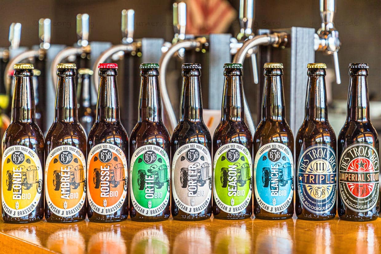 2022 sind vier Stammbiere sowie Saisonbiere erhältlich. Das Herbst- und Winterbier stehen hier noch im Flaschendesign der Vorjahre / © Foto: Georg Berg
