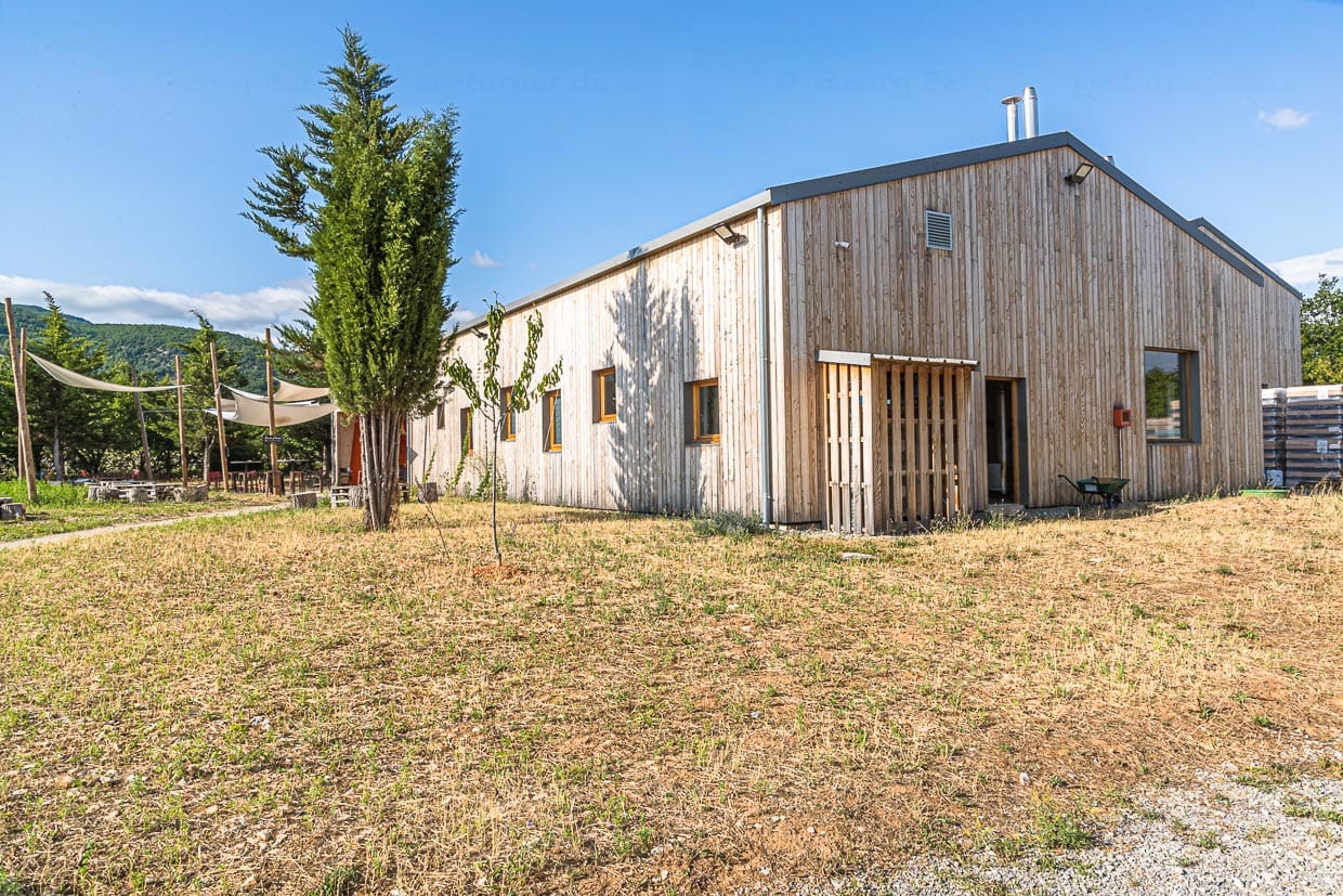 In Gigors-et-Lozeron steht seit 2015 ein schlichter Ökobau. Die hohe Qualität des Quellwassers war ausschlaggebend für den Standort / © Foto: Georg Berg