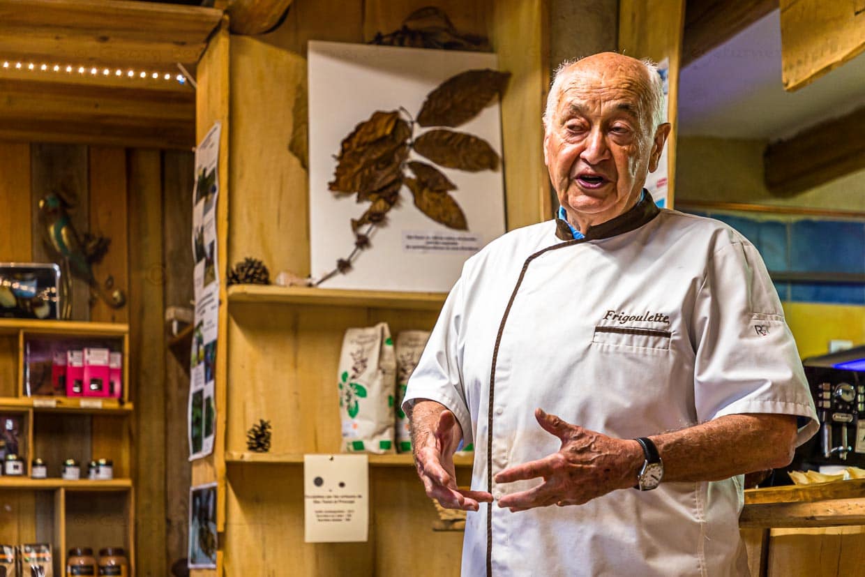 Bernard Xueref, Gründer der Chocolaterie Frigoulette, entdeckte seine Leidenschaft für die Kakaobohne aus São Tomé 2010. In einem Alter, in dem andere über den Ruhestand nachdenken, baute er ein Unternehmen auf, das auf Qualtität, Bio-Produktion, Fairtrade, soziales Engagement und interkulturellen Austausch ausgerichtet ist / © Foto: Georg Berg