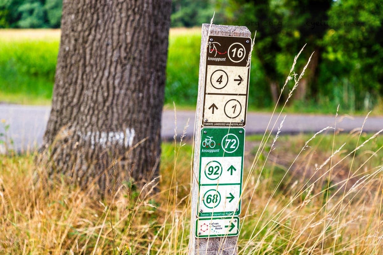 In der Region Hof van Twente gibt es ein großes Angebot an Rad- und Wanderwegen. Die Region wird auch als „Die Gärten der Niederlande“ bezeichnet. Die Knotenpunkte kennzeichnen Übergänge, an denen Radfahrer oder Wanderer ihre Routen erweitern können / © Foto: Georg Berg