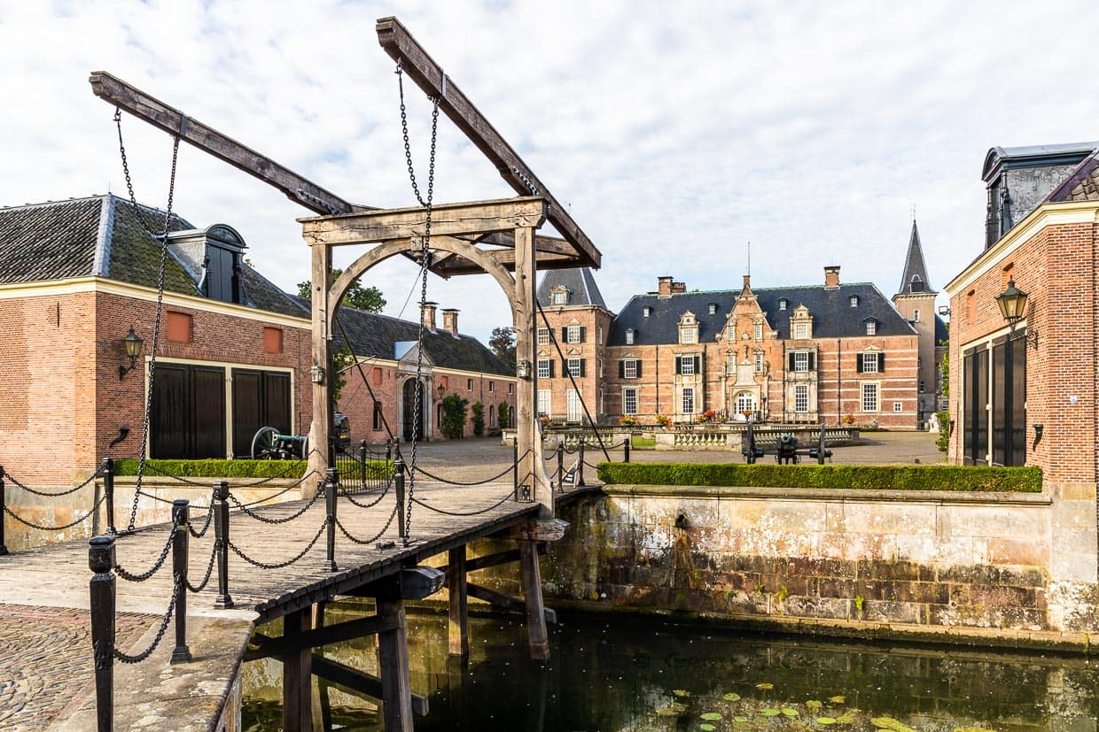 Schloss Zwickel aus dem Jahr 1347 ist umgeben von einem großen Schlossgarten und 4000 Hektar Land / © Foto: Georg Berg