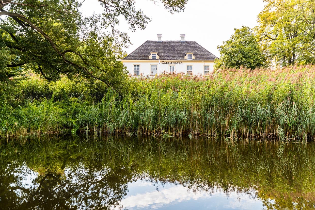 Blick vom Umfassungsweg auf Hotel und Restaurant Carelshaven / © Foto: Georg Berg