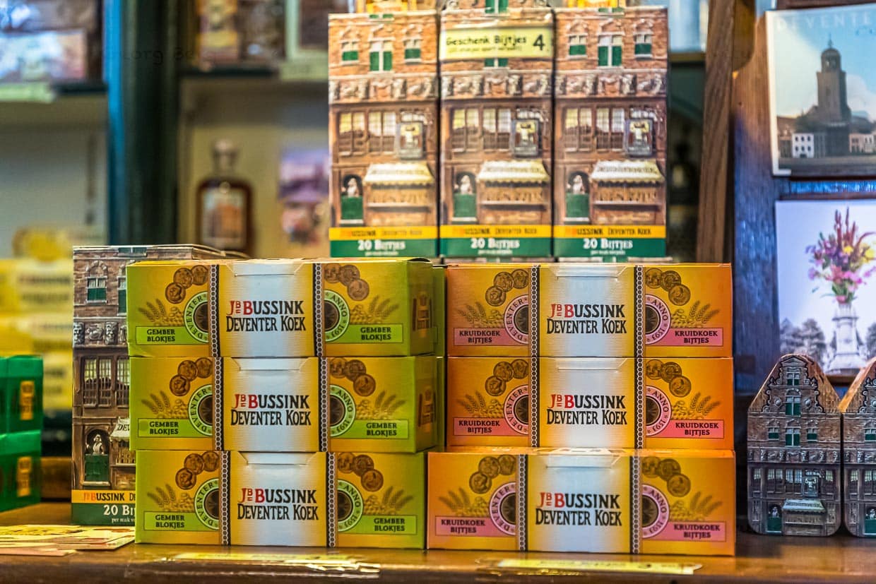 Der Deventer Gewürzkuchen in verschiedenen Verpackungseinheiten. Seit dem Mittelalter hat der Deventer Koek eine lange schmale Form und wird in dünnen Scheiben und mit Butter bestrichen serviert / © Foto: Georg Berg