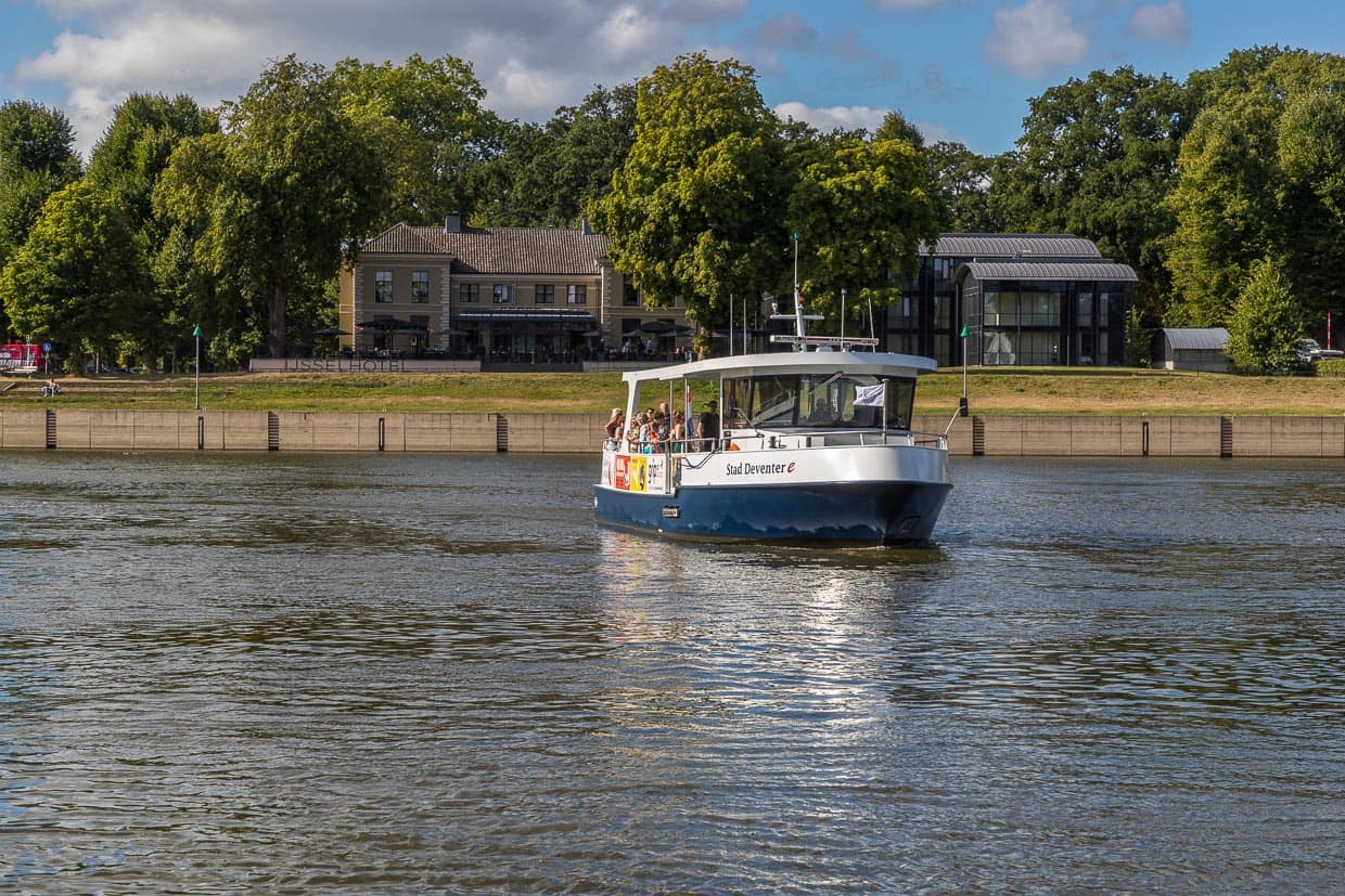 Das Hotel Pillows liegt am Ufer der IJssel gegenüber der Altstadt von Deventer. Mit der solarbetriebenen Fähre setzt man an der Stelle über, wo einst der Mönch Lebuinus um 806 über den Fluß ruderte. Wo heute die Lebuinuskirche steht, errichtete der Mönch eine kleine Holzkirche / © Foto: Georg Berg