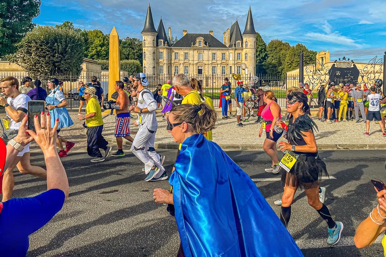Das farbenfrohe Hauptfeld vor historischer Kulisse. Auf der Marathonstrecke passieren die Teilnehmer des 36. Marathon des Chateaux du Medoc insgesamt 25 Weingüter. Oft geht es mitten durch die Schlossanlage und es wird Rotwein und Wasser angeboten / © Foto: Georg Berg