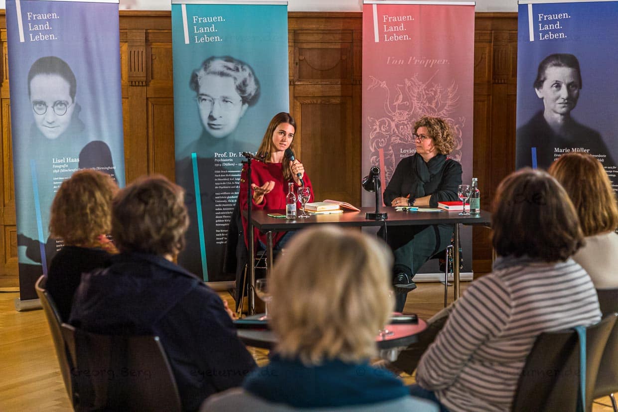 Annabelle Hirsch, Journalistin, bei einer Lesung in Moers aus ihrem ersten Buch Die Dinge. Eine Geschichte der Frauen in 100 Objekten / © Foto: Georg Berg