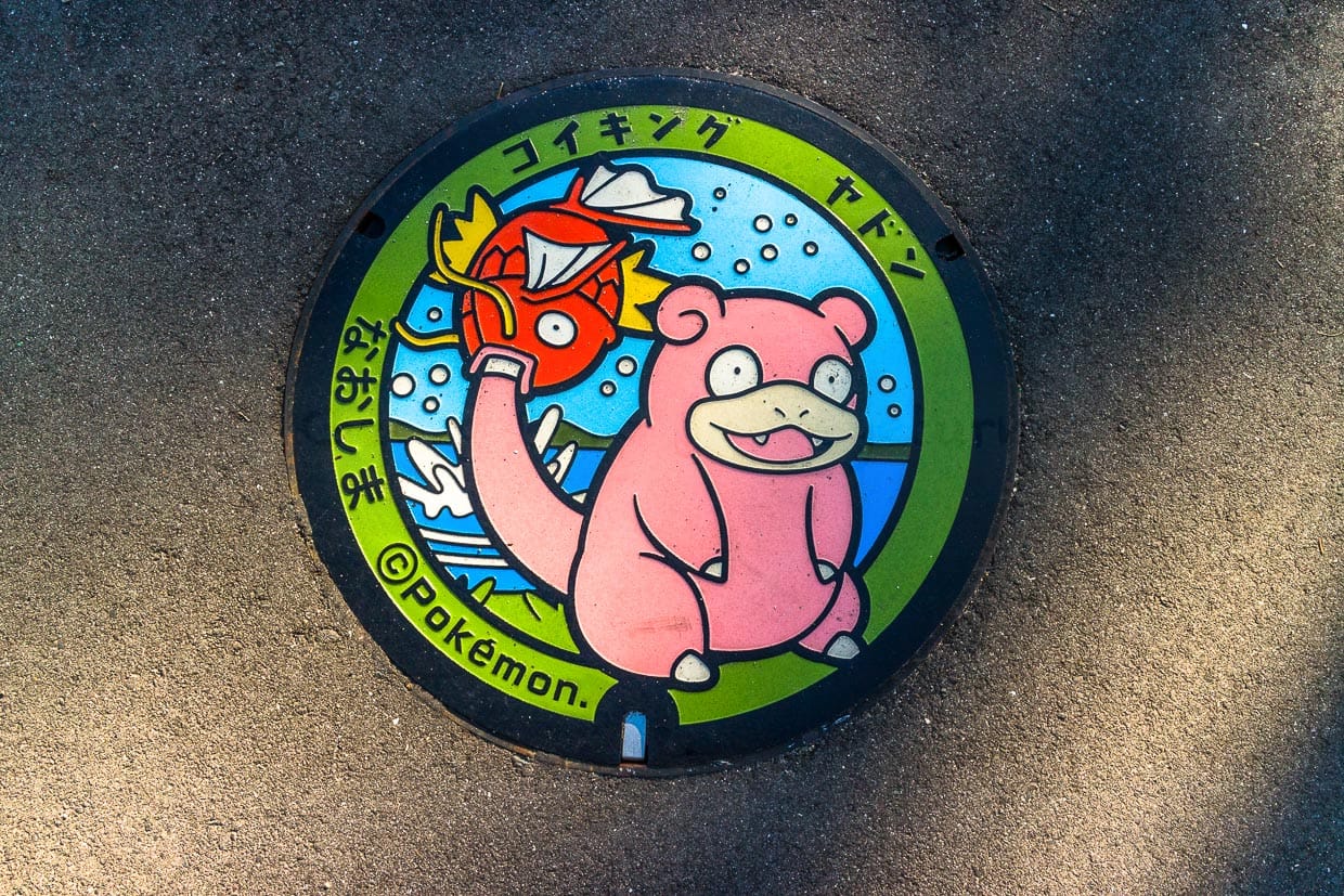 Kanaldeckel mit Pokemon Motiv auf Naoshima, Seto Binennmeer, Präfektur Kagawa / © Foto: Georg Berg