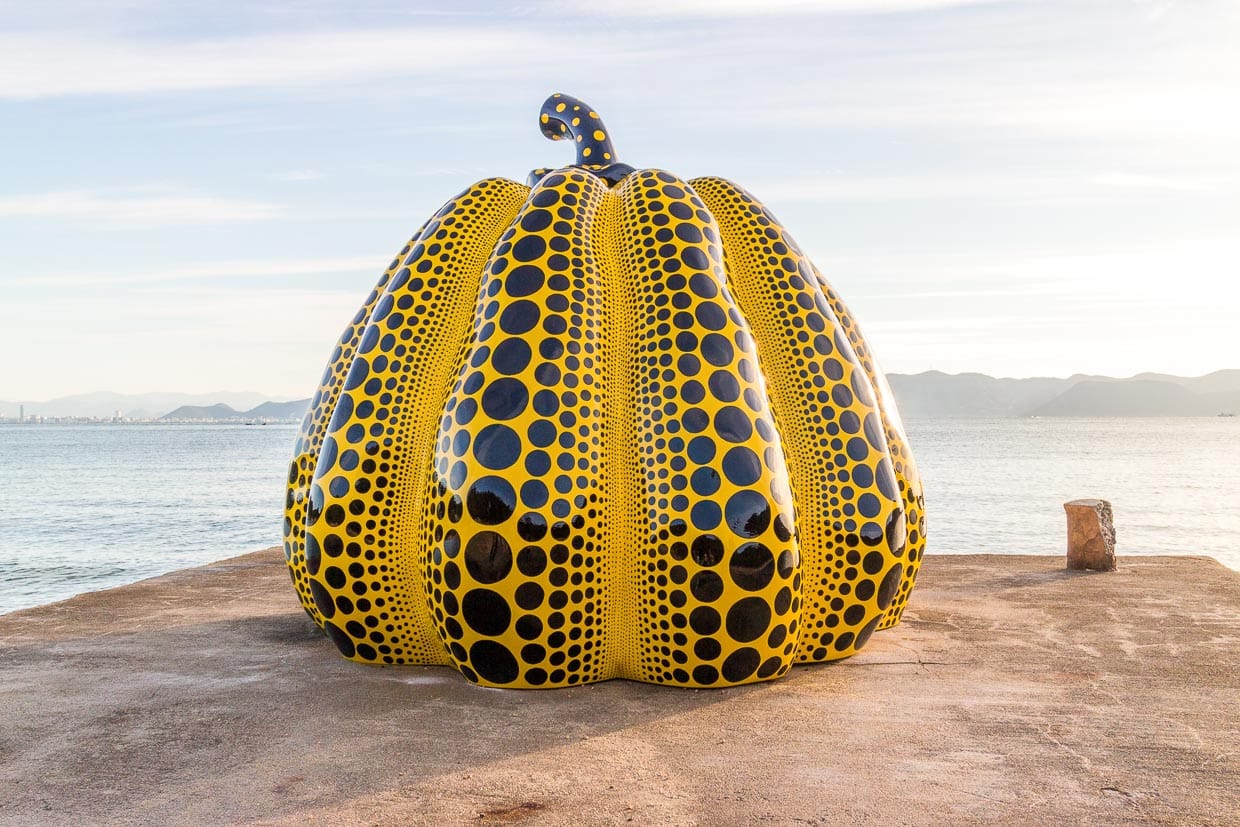 Yellow Pumpkin von Yayoi Kusama. Der berühmtem gelbe Kürbis wurde 2021 von einem Taifun ins Meer gerissen. 2022 wurde an selber Stelle ein neues Exemplar aufgestellt / © Foto: Georg Berg