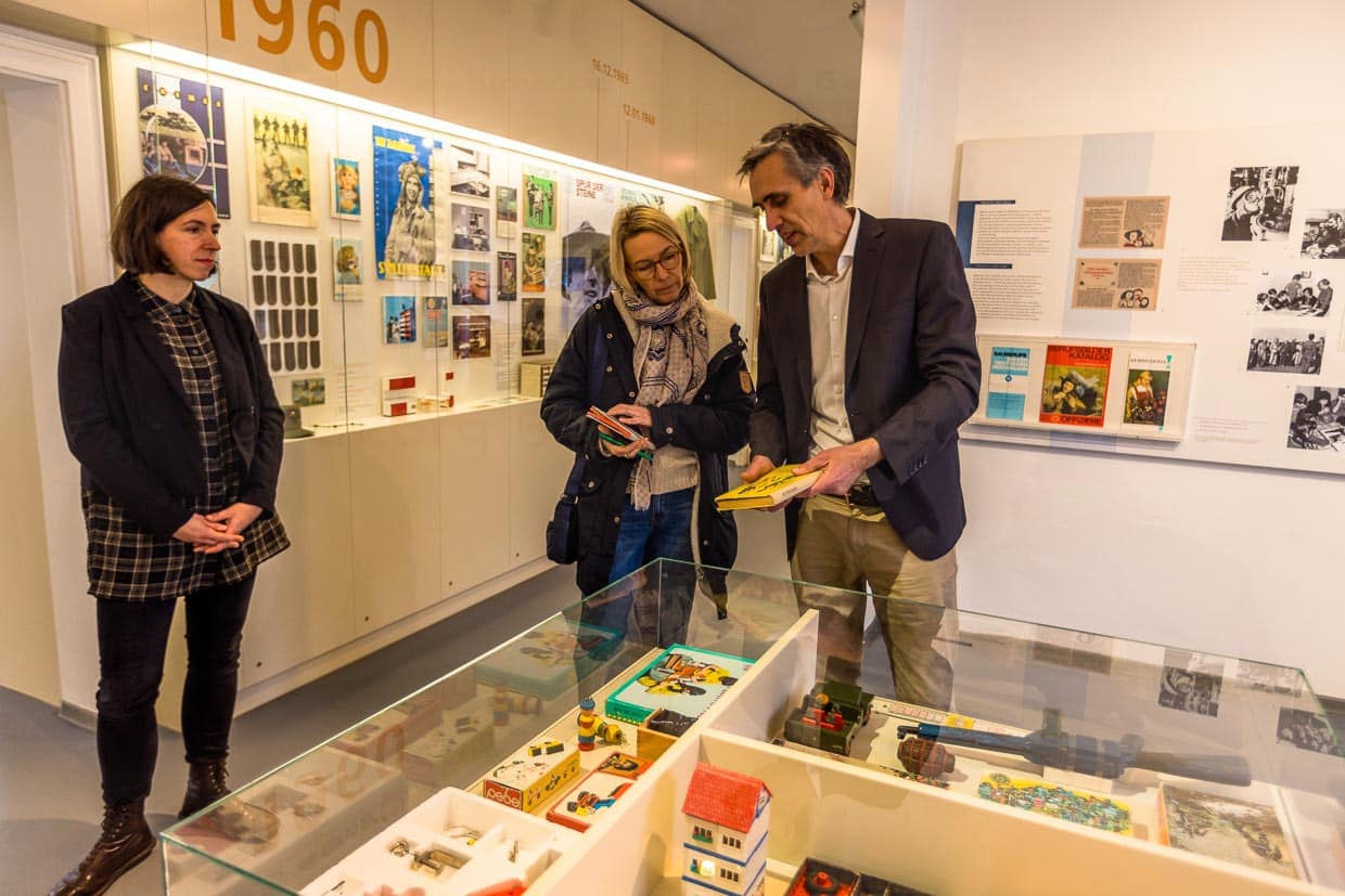 Ein Haus für die Alltagskultur der DDR. Andrea Wieloch, links, Leiterin des Museums und Axel Driescher, Kurator im Museum Utopie und Alltag, Alltagskultur und Kunst aus der DDR in Eisenhüttenstadt / © Foto: Georg Berg