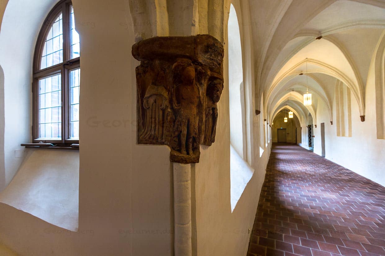 Beschädigte Figuren und Verzierungen im Kreuzgang von Kloster Neuzelle zeugen von den Überfällen durch die Hussiten im 15. Jahrhundert / © Foto: Georg Berg