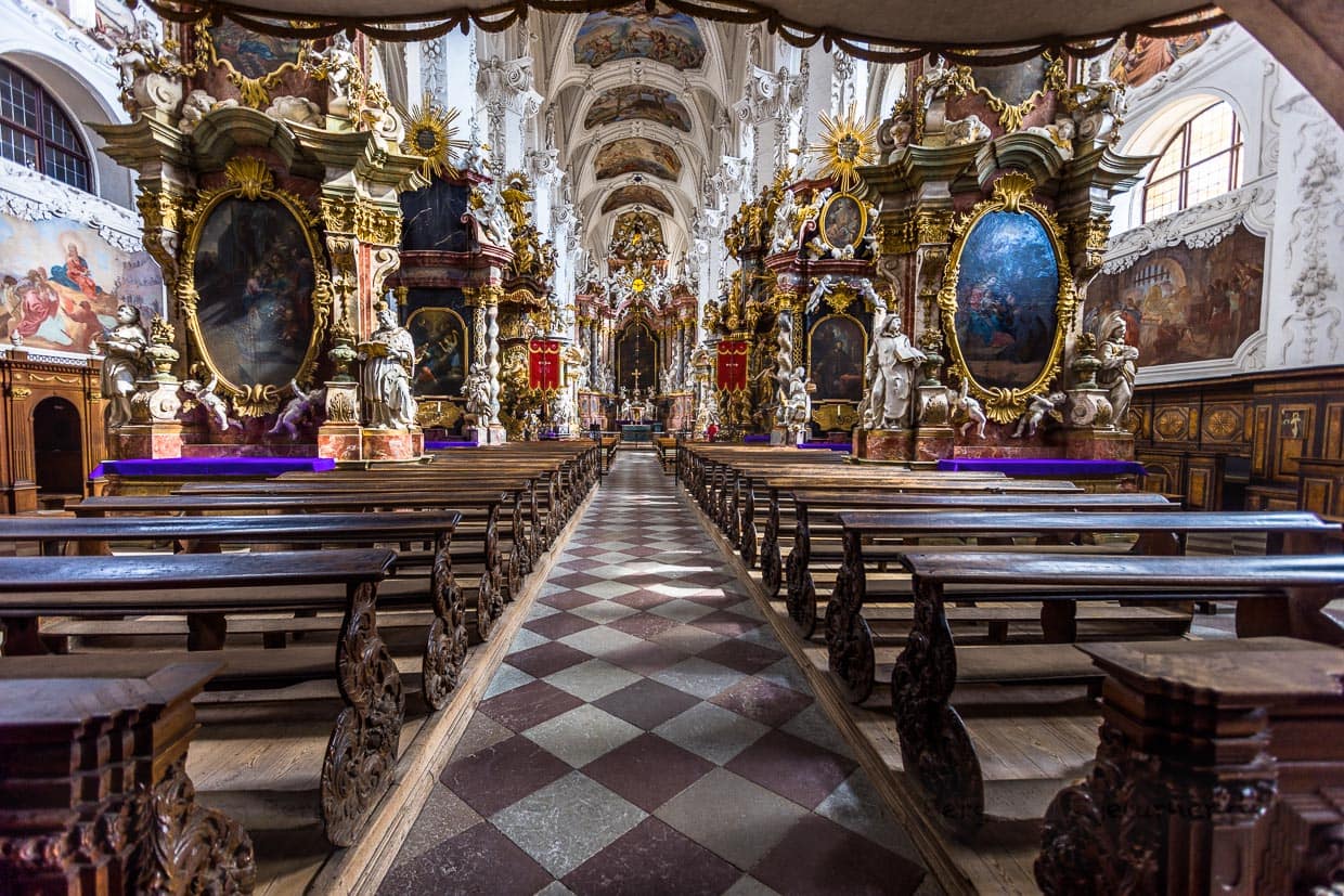 Der Innenraum der Klosterkirche wirkt nach Osten ungewöhnlich lang. Dieser Eindruck entsteht durch die Vielzahl der Nebenaltäre. Sie umschließen die Pfeiler, wachsen an ihnen empor und bilden so eine Prachtstraße zum Hochaltar / © Foto: Georg Berg