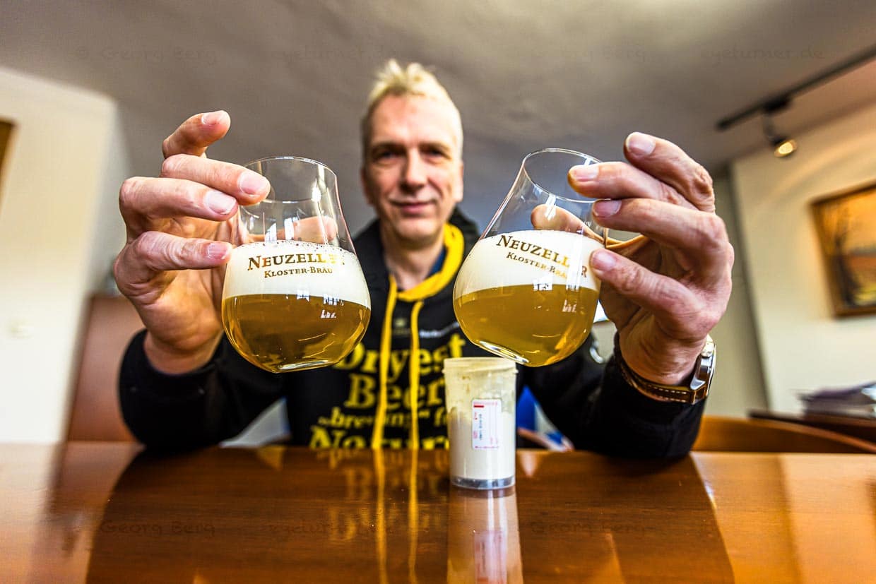 Stefan Fritsche mit frisch angerührtem Bierpulver. Die Produktinnovation aus der Klosterbrauerei Neuzelle denkt den Bierprozess neu und besticht durch klimafreundliche Argumente beim Transport / © Foto: Georg Berg