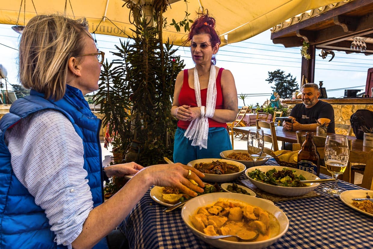 Im Restaurant und Boutique Hotel Hanna Koumi in Kormakitis / Korucam, kocht die Gastgeberin Angeliki landestypische Gerichte wie Kolokasi, Molohiya oder Kleftiko / © Foto: Georg Berg