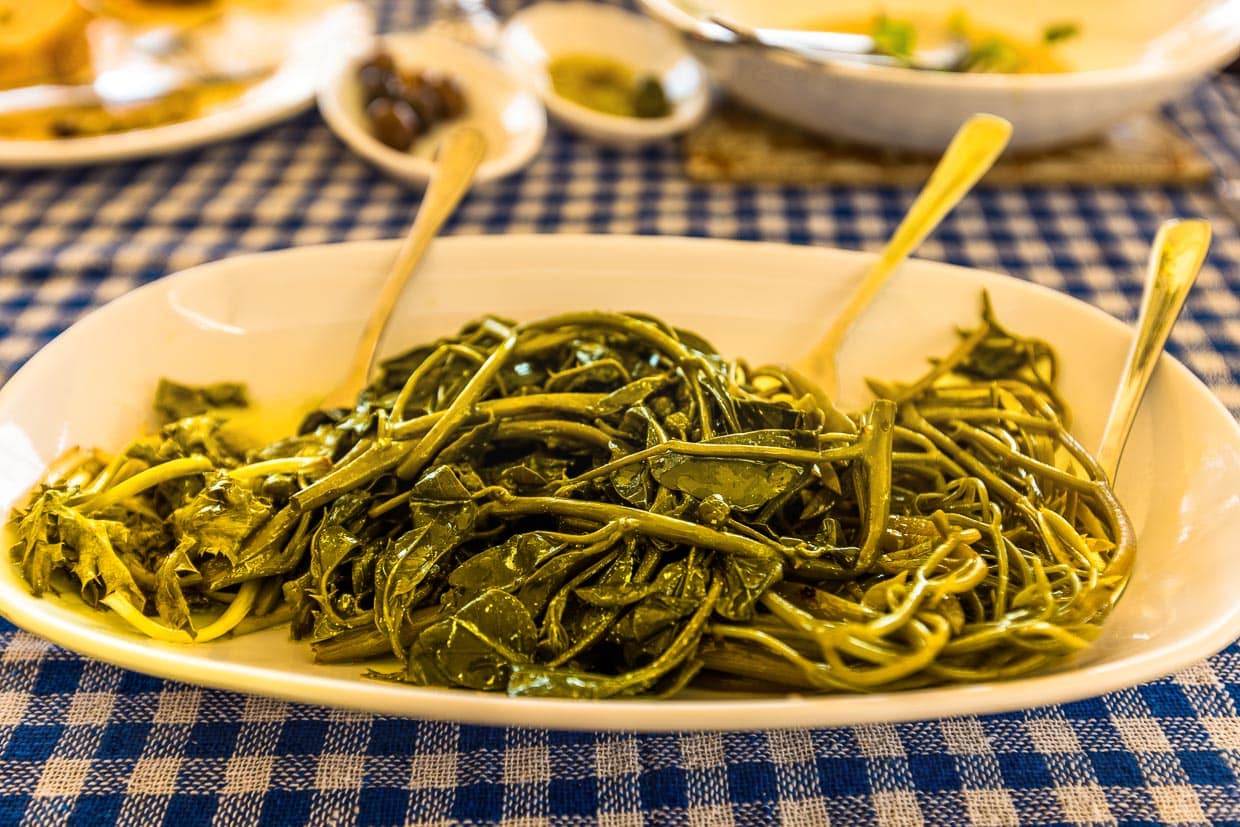 Sauer eingelegtes Gemüse wie Kapari, eine zypriotische Kapernart (Mitte) und Meeresfenchel (Rock Queller / Crithmum maritimum rechts) / © Foto: Georg Berg