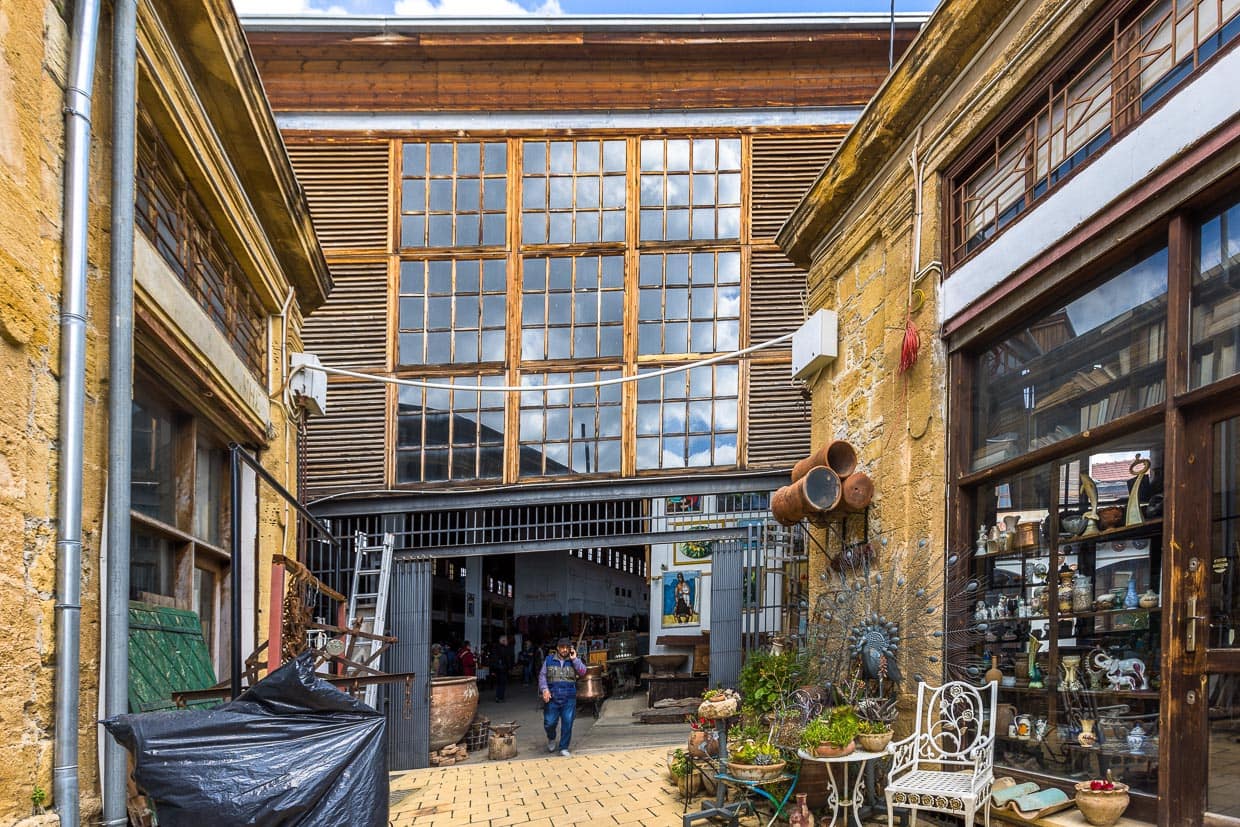 Markthalle in Nicosia. Bandabulya wurde 1939 während der britischen Kolonialzeit vollständig überdacht. Hier der ursprüngliche Haupteingang, der heute an einer Sackgasse an der Green Line liegt / © Foto: Georg Berg