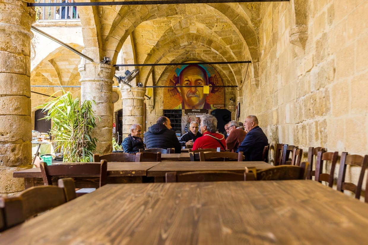 Innenhof Büyük Han, Great Inn, die größte Karawanserei auf Zypern. Errichtet im Auftrag des ersten Herrschers der Ottomanen auf Zypern, Muzaffer Pasha, 1572. In der unteren Etage mit umlaufender Arkaden gibt es 10 Geschäfte. Noch heute treffen sich hier die Einheimischen zum Kaffee / © Foto: Georg Berg