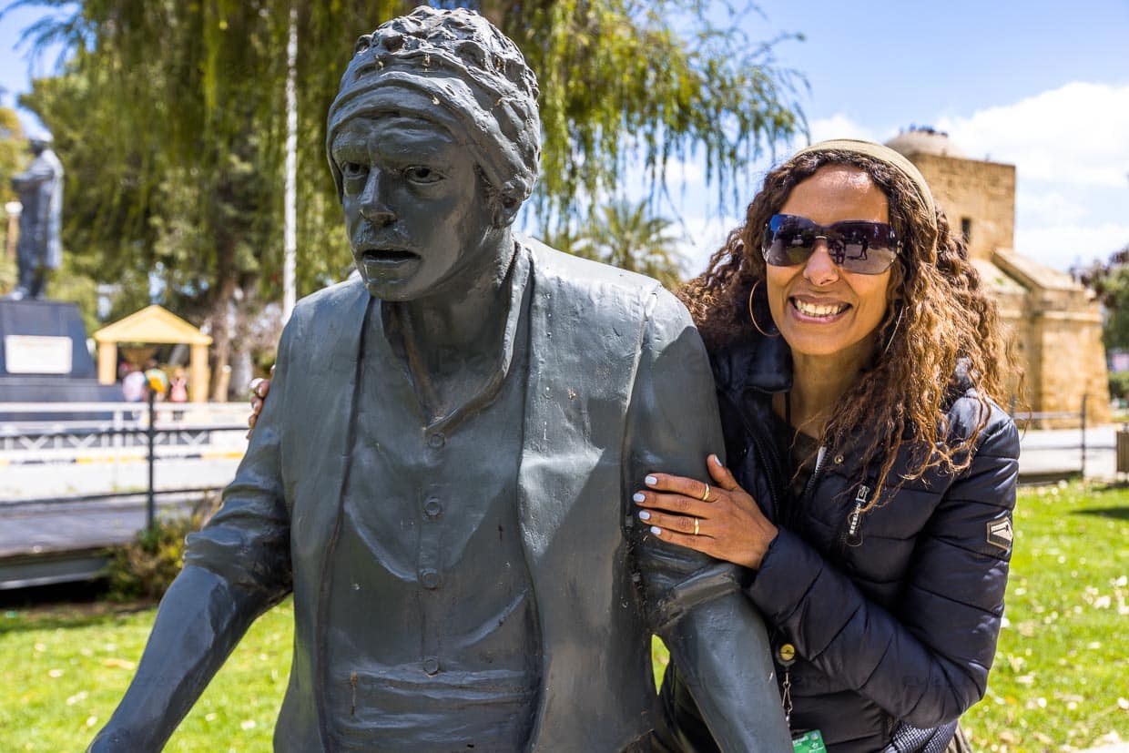 Nelin Tunc an dem Denkmal für ihren Vater Kemal Tunc. Der bekannte Schauspieler und Autor starb 2007. Das Denkmal steht nahe am Kyrina Gate in Nikosia und erinnert an die beliebte Radiosendung und Theaterstücke Alikko und Caher, die das Leben von Türkisch-Zyprioten um 1964 zum Thema haben / © Foto: Georg Berg